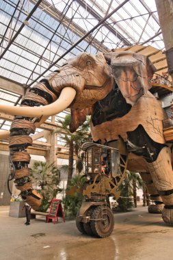 Chambord-Normandiya-Fransa 16 Temmuz 2025, Fransa 'nın Loire Vadisi' ndeki ikonik Chateau de Chambord 'un panoramik manzarası. Ünlü Fransız Rönesans mimarisi bir tarla ve kasvetli, bulutlu gökyüzü tarafından çerçevelenmiştir..