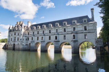Castillo de Chenonceau Francia 17 Temmuz 2025, Güzel Chteau de Chenonceau, 'Bayanlar Kalesi' olarak bilinen, ünlü Loire Valley 'de güneşli bir günde Cher Nehri' ni kaplayan.