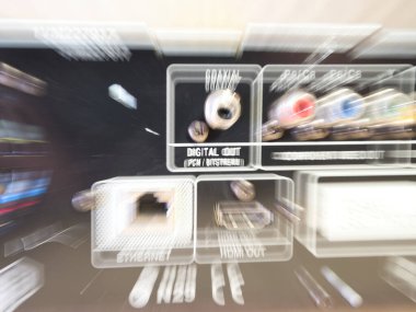 A / V alıcı bağlantı portlarının soyut hareket bulanıklığı; bir elektronik cihazın arka panelinin aşırı yakın çekimi (HDMI, eş eksenli, ethernet portları) hareket bulanıklığı ile ağır şekilde bozulmuştur. Soyut teknik arkaplan.