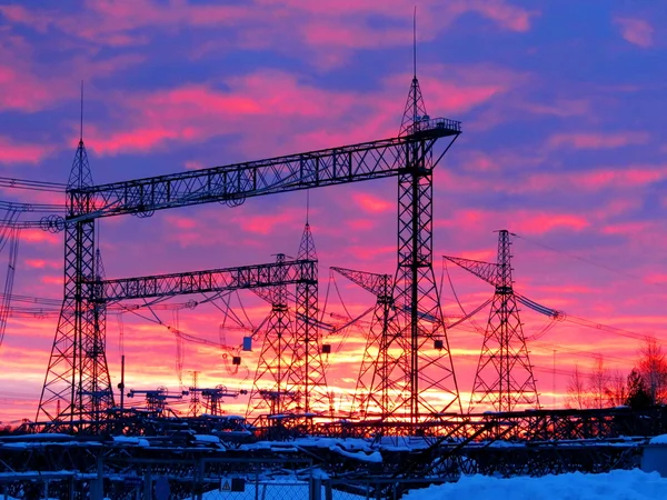 Elektriska transformatorstationer i liv på personen — Stockfoto