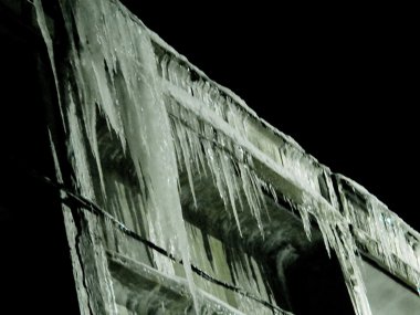 Asılı bahar buz sarkıtları