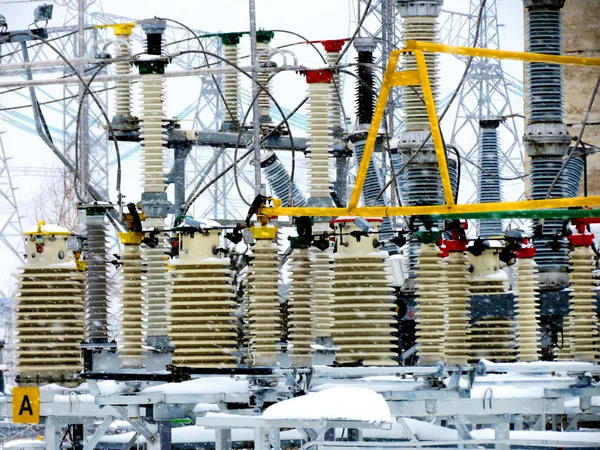 Elektriska transformatorstationer i liv på personen — Stockfoto