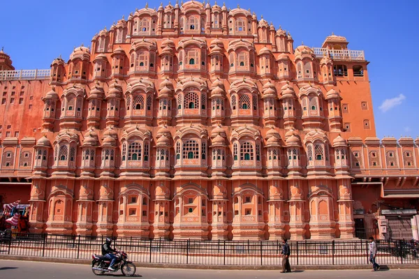 Jaipur, Indie-27. února: neidentifikovaný lid se blíží k Hawa Mahal 27. února 2011 v Jaipur v Indii. Hawa Mahal navrhl Lal Chand Ustad ve tvaru koruny Krišna. — Stock fotografie