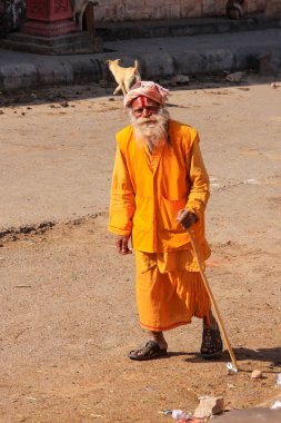 Jaipur, Hindistan - 14 Kasım: Kimliği belirsiz adam 14 Kasım 2014'te Hindistan'ın Jaipur kentinde Kigalta Tapınağı'na yürüyor. Jaipur, Hindistan'ın Rajasthan eyaletinin başkenti ve en büyük şehridir.