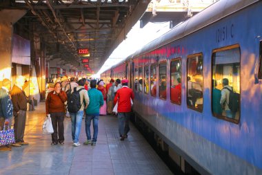 Jaipur, Hindistan - Kasım 15: Kimliği belirsiz insanlar Kasım'da Jaipur Junction Tren İstasyonu'nda yürümek 15, 2014 Jaipur, Hindistan. Jaipur istasyonu tek başına bir günde 35.000 yolcu ile ilgilenir.