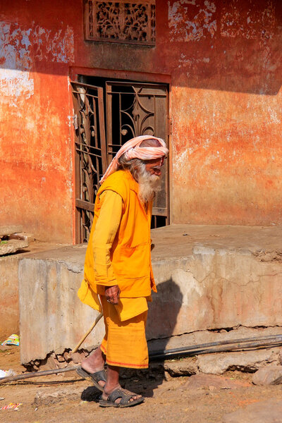 Джайпур, Индия - 14 ноября 2014 года в Джайпуре, Индия, неизвестный человек идет в храм Галта. Джайпур является столицей и крупнейшим городом индийского штата Раджастан
