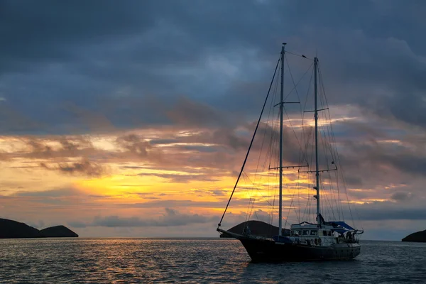 Silhouette Touristen-Segelboot bei Sonnenaufgang vor Anker in der Nähe der chinesischen ha — Stockfoto