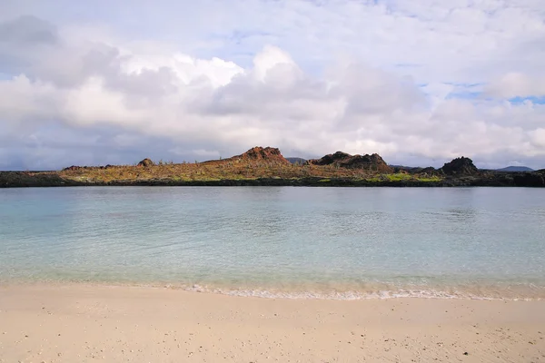 Santiago island seen from the beach of  Chinese Hat island, Gala — Stock Photo, Image