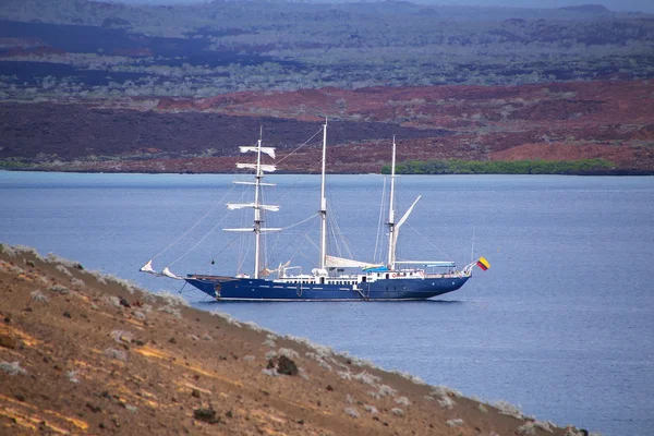 Velero anclado entre Bartolomé y las islas Santiago en Gala —  Fotos de Stock