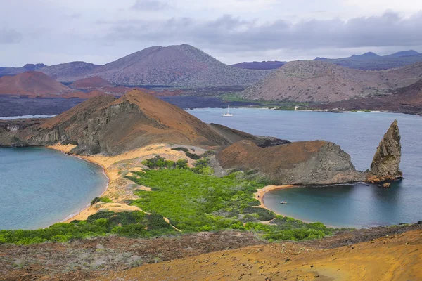 Nézd a Pinnacle Rock Bartolome szigeten, Galapagos nemzeti Pa — Stock Fotó