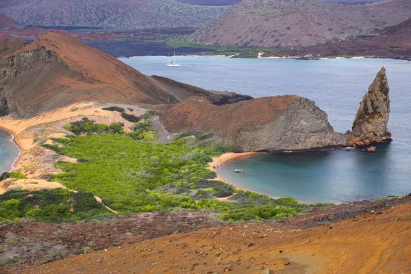 Nézd a Pinnacle Rock Bartolome szigeten, Galapagos nemzeti Pa — Stock Fotó