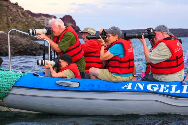 GALAPAGOS, ÉQUATEUR - 20 AVRIL : Photographie de personnes non identifiées de dériveur le 20 avril 2015 près de l'île Bartolome dans le parc national des Galapagos, Équateur. Ce parc est classé au patrimoine mondial de l'UNESCO — Photo