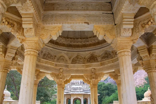 Détail du dôme sculpté aux cénotaphes royaux de Jaipur, Rajastha — Photo