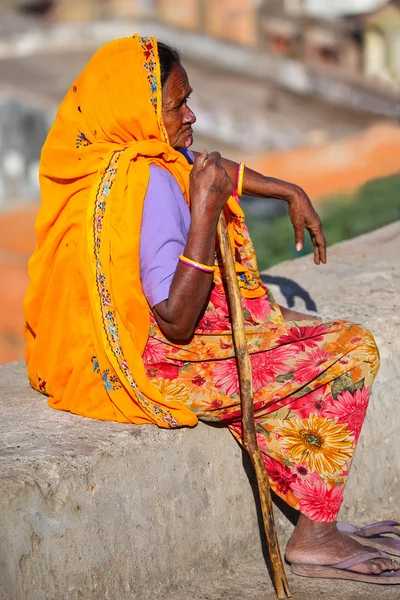 JAIPUR, INDIA - NOVEMBER 14: Unidentified woman sits on a stone wall on November 14, 2014 in Jaipur, India. Jaipur is the capital and largest city of the Indian state of Rajasthan. — Stock Photo, Image