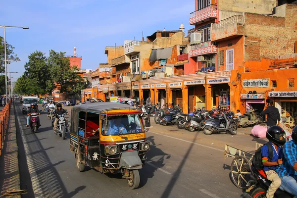 JAIPUR, INDIA - 15 DE NOVIEMBRE: Personas no identificadas conducen dentro de la ciudad amurallada el 15 de noviembre de 2014 en Jaipur, India. Jaipur es la capital y la ciudad más grande de Rajastán — Foto de Stock