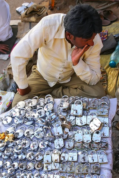 JAIPUR, INDIA - 15 NOVEMBRE: Un uomo non identificato vende lucchetti al mercato di strada il 15 novembre 2014 a Jaipur, India. Jaipur è la capitale e la più grande città dello stato indiano del Rajasthan — Foto Stock