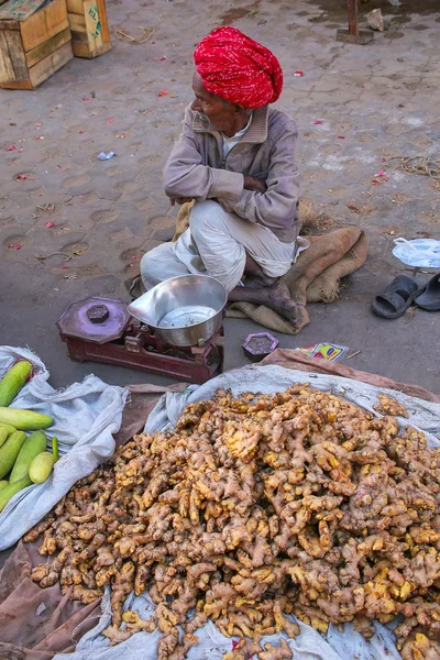 JAIPUR, INDIA - 15 DE NOVIEMBRE: Un hombre no identificado vende jengibre en el mercado callejero el 15 de noviembre de 2014 en Jaipur, India. Jaipur es la capital y la ciudad más grande del estado indio de Rajastán . — Foto de Stock