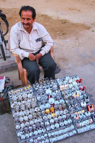 Jaipur, Indien-november 15: oidentifierad man säljer hänglås på gatumarknaden den 15 november, 2014 i Jaipur, Indien. Jaipur är huvudstaden och den största staden i den indiska delstaten Rajasthan — Stockfoto