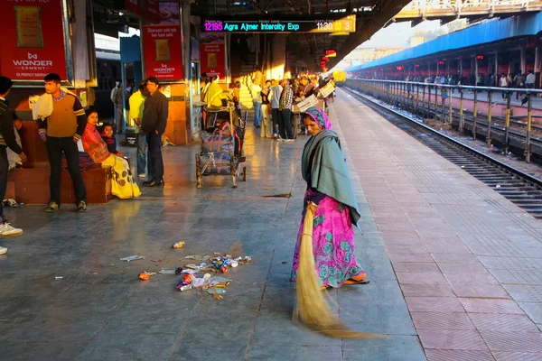 Jaipur, Indien-november 15: oidentifierad kvinna sveper på Jaipur Junction Railway Station den 15 november, 2014 i Jaipur, India. Jaipur Station ensam handlar om 35 000 passagerare på en dag — Stockfoto