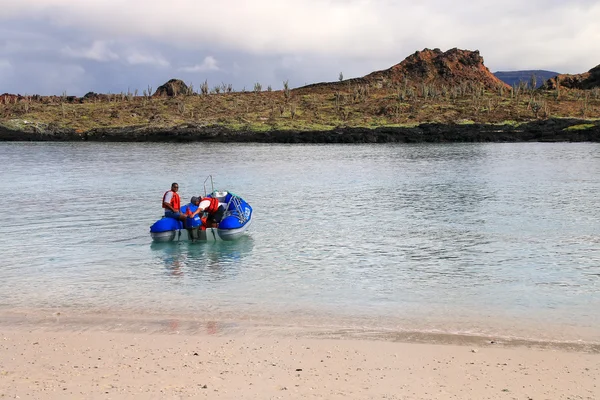 Galapagos, ecuador - 20. april: Unbekannte Männer steuern am 20. april 2015 ein Schlauchboot auf der chinesischen Hutinsel im galapagos-Nationalpark, ecuador. Dieser Park ist UNESCO-Weltkulturerbe — Stockfoto