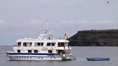 Kuzey Seymour, Ekvator - Nisan 19: Yat Kuzey Seymour Adası Galapagos Milli Parkı, Ekvator yakınlarında 19 Nisan 2015 bir koyda demirlemiş. Galapagos Milli Parkı Unesco Dünya Mirası olduğunu. 