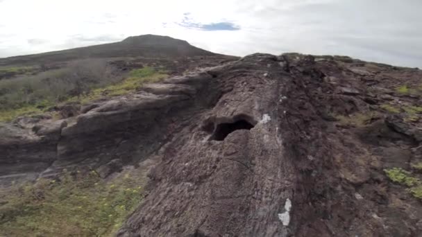 Lavaröhre auf chinesischer Hutinsel im Galapagos-Nationalpark, Ecuador. — Stockvideo