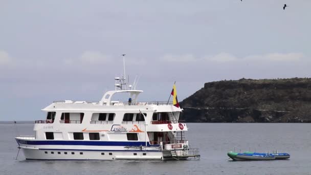 Severní Seymour, Ekvádor - 19. dubna: Yacht ukotven v zátoce na 19 dubna 2015 nedaleko ostrova North Seymour v národním parku Galapágy, Ekvádor. Galapagos národní park je světového dědictví UNESCO. — Stock video