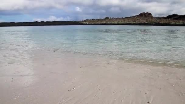 Santiago island gezien vanaf het strand van Chinese hoed-eiland in het Galapagos Nationaal Park, Ecuador — Stockvideo