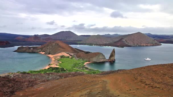 Blick auf Pinnacle Rock auf der Insel Bartolome, Galapagos Nationalpark, Ecuador. Diese Insel bietet einige der schönsten Landschaften des Archipels. — Stockvideo