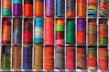 Ekran renkli bangels piyasada Jaipur, Hindistan.