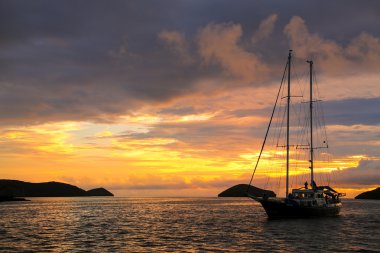 Kontrast turist yelkenli Çin Ha demirlemiş gündoğumu