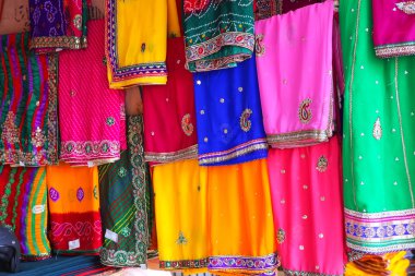Jaipur, Hindistan'daki Johari Çarşısı'nda renkli sarilerin sergilenmesi