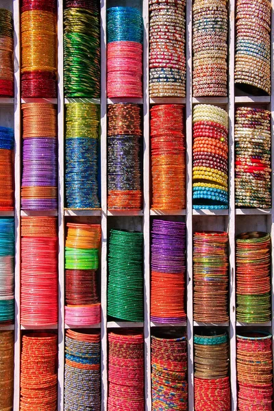 Affichage de banges colorés au marché de Jaipur, en Inde . — Photo