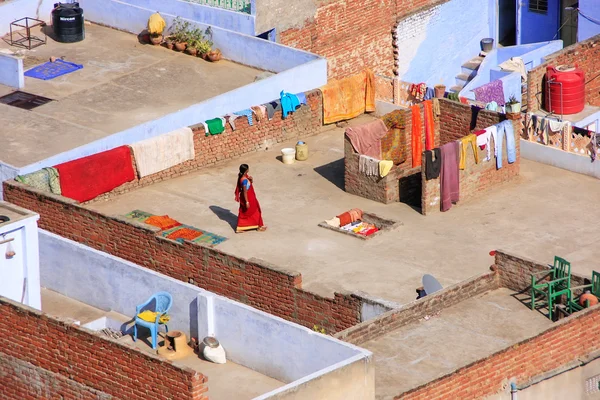 Mulher local andando em um telhado plano da casa em Jaipur, Rajas — Fotografia de Stock