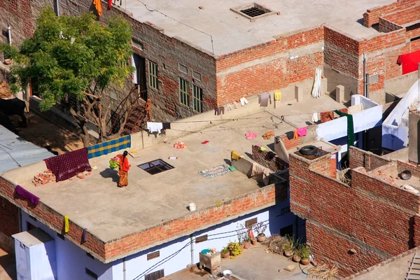 Wanita lokal berjalan di atap rumah yang datar di Jaipur, Rajas — Stok Foto
