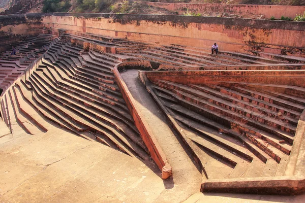 Traditionell stepwell på Nahargarh Fort i Jaipur, Rajasthan, Ind — Stockfoto