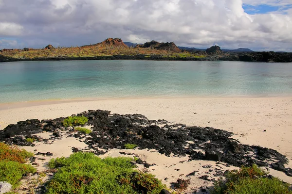 Santiago island sett från stranden av kinesiska hatt ön, Gala — Stockfoto