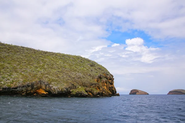 Kleine inseln vor der küste der insel santiago, galapagos nation — Stockfoto