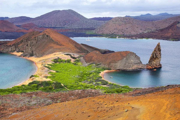 Nézd a Pinnacle Rock Bartolome szigeten, Galapagos nemzeti Pa — Stock Fotó