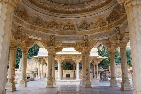 Blick auf die geschnitzte Kuppel der königlichen Kenotaphen in Jaipur, Rajasthan, — Stockfoto