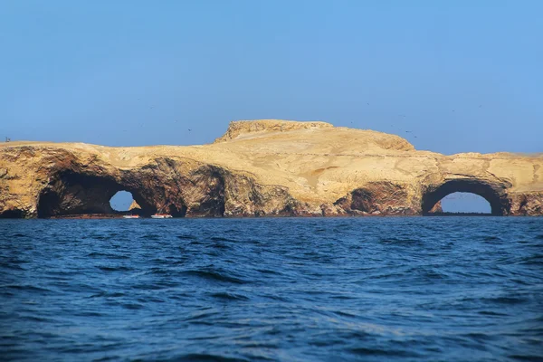 Formazioni rocciose nella Riserva delle Isole Ballestas in Perù — Foto Stock