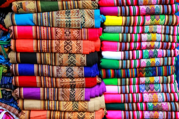 Exhibición de textiles tradicionales en el mercado en Lima, Perú —  Fotos de Stock