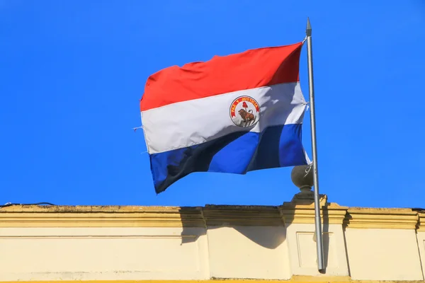 Bandiera nazionale che sventola sopra l'edificio ad Asuncion, Paraguay — Foto Stock