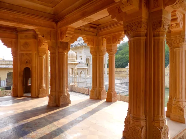 Piliers sculptés dans des cénotaphes royaux à Jaipur, Rajasthan, Inde — Photo