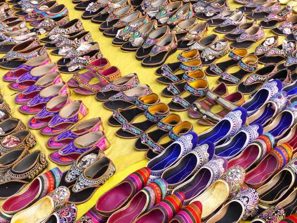 Anzeige traditioneller Schuhe auf dem Straßenmarkt in Jaipur, Indien — Stockfoto