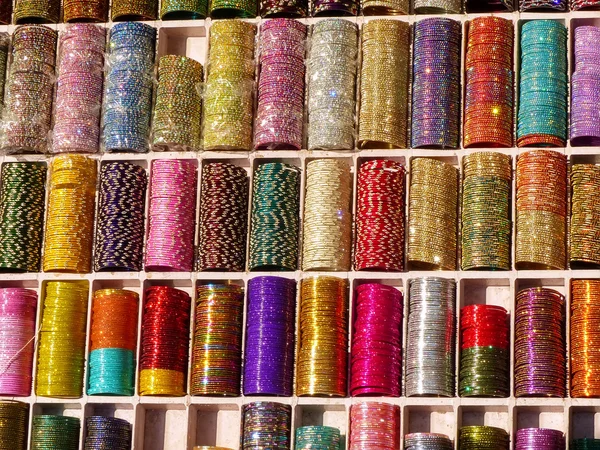 Affichage de banges colorés au marché de Jaipur, en Inde . — Photo