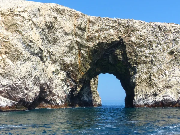 Formaciones rocosas en las Islas Ballestas Reserva en Perú —  Fotos de Stock