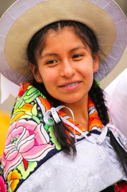 Lima, Peru-Ocak 31: Kimliği belirsiz bir kadın 31,2015 içinde Lima, Peru Ocak'ta Virgin de la Candelaria Festival süresince gerçekleştirir. Çekirdek festivalin farklı dans okulları tarafından gerçekleştirilen dans ediyor