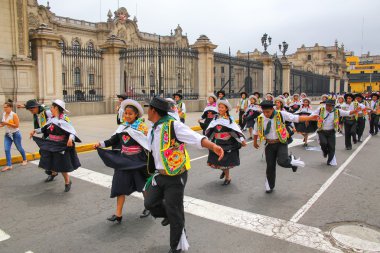 Lima, Peru-31 Ocak: Kimliği belirsiz insanlar 31 Ocak 2015'te Lima, Peru'daki Virgin de la Candelaria Festivali'nde sahne alacak. Festivalin çekirdeği farklı dans okulları tarafından gerçekleştirilen dans