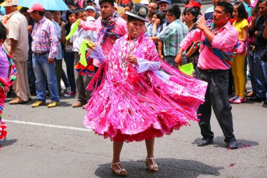 Lima, Peru-Şubat 1: Kimliği belirsiz insanlar Şubat'ta Virgin de la Candelaria Festivali sırasında gerçekleştirmek 1,2015 Lima, Peru. Festivalin çekirdeği farklı dans okulları tarafından gerçekleştirilen dans